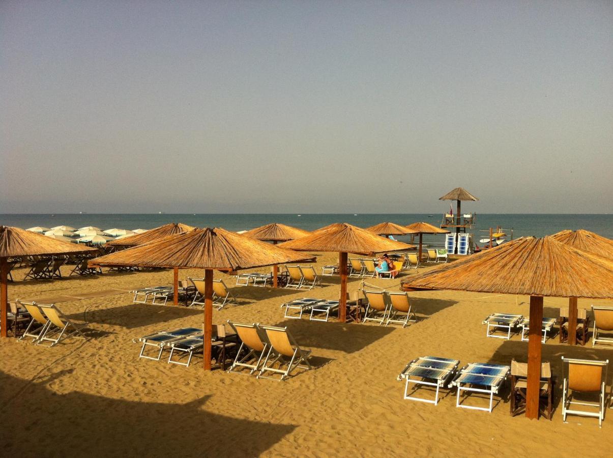 Oasi Del Mare Aparthotel Tirrenia Exterior photo