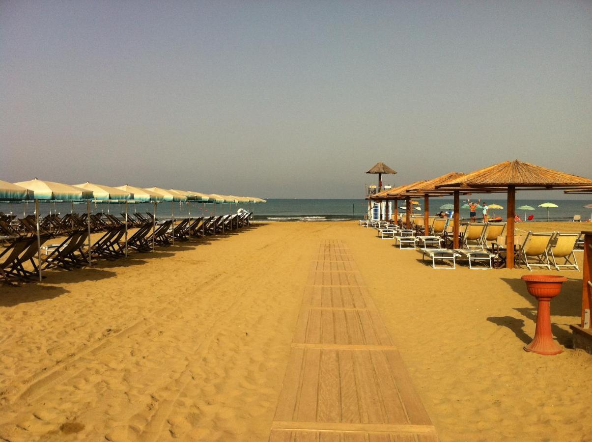 Oasi Del Mare Aparthotel Tirrenia Exterior photo